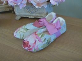 Made using our poppy and peony duck egg blue fabric and lined with thick soft cream fleece.  These slippers are extremely comfortable and washable. Available in UK sizes 3-7.  
Gift Wrapped

 Price: &pound;24.68