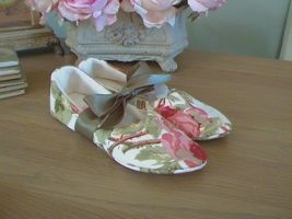 Our Floribunda fabric lounge shoes are extremely comfortable and very wearable, fully lined with tick soft cream fleece and sent gift wrapped.
Available in UK sizes 3-7 Price: &pound;24.68