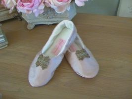 100% silk peach lounge shoes, fully lined with soft cream fleece and finished with hand sewn Vintage Piere Frey brocade trim.

A very elegant pair of slippers.
Arrives gift wrapped Price: &pound;27.61