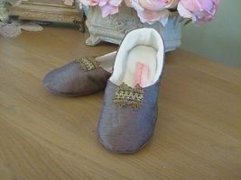 100% ribbed silk lounge shoes. Fully lined with thick soft cream fleece and finished with hand sewn Vintage Piere Frey Brocade trim.
Gift Wrapped Price: &pound;27.61