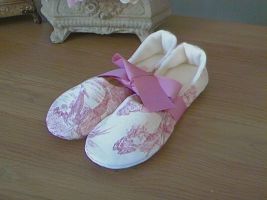 Pretty pink Celia lounge shoes.  Made using Genuine Designer Toile from Paris and finished with a thick soft cream fleece lining.
Gift Wrapped Price: &pound;24.68