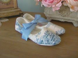 Genuine Designer French Toile from Paris. Our Emillie lounge shoes are fully lined using thick cream fleece.
Gift Wrapped   Price: &pound;24.68