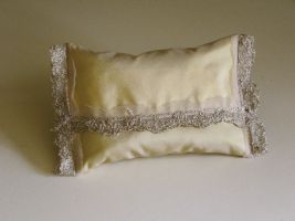 Made using 100% fine French silk in dusky pale yellow and finished with a scalloped edge vintage gold lace trim. Each French sachet is weighted and filled with fresh natural lavender from Provence. Offering a delicate scent. 


 Price: &pound;11.16