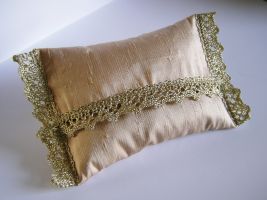 Made using 100% woven silk in dusky peach and finished with a delicate gold aged trim. Each French sachet is weighted and filled with fresh natural lavender from Provence. Offering a delicate scent. 
 Price: &pound;11.75