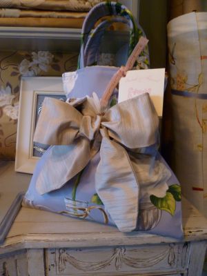 Designer Manuel Canovas Iris & Amaryllis handbag.  Fully lined with 100% silk and a detachable silk sash.  Includes inside pocket. Price: &pound;36.43