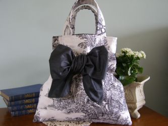 Our French & Floral Pastorale hand bag is very sweet and made to an extremely high standard. Each bag has a French inner lining, a black co-ordinating lining and an inside Pastorale fabric pocket with our own French & Floral label. Every bag has a detachable bow to the front and is finished off perfectly. Our Pastorale hand bag stands on its own - you will not be disappointed! 
 Price: &pound;34.66
